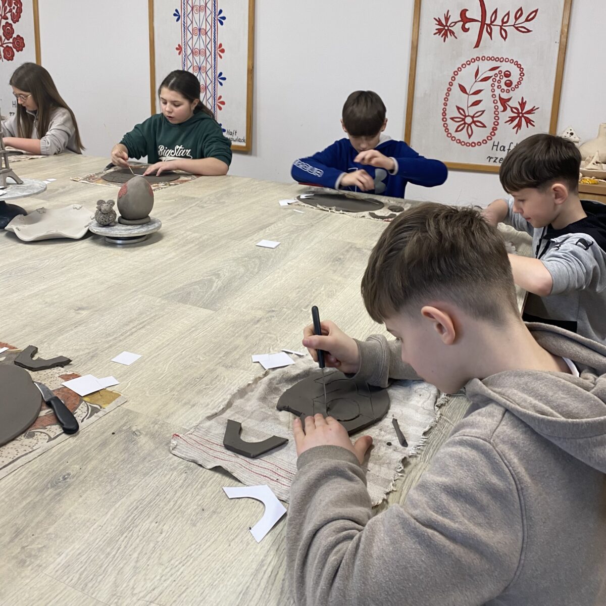 Dzieci zaczynają wycinać w glinie