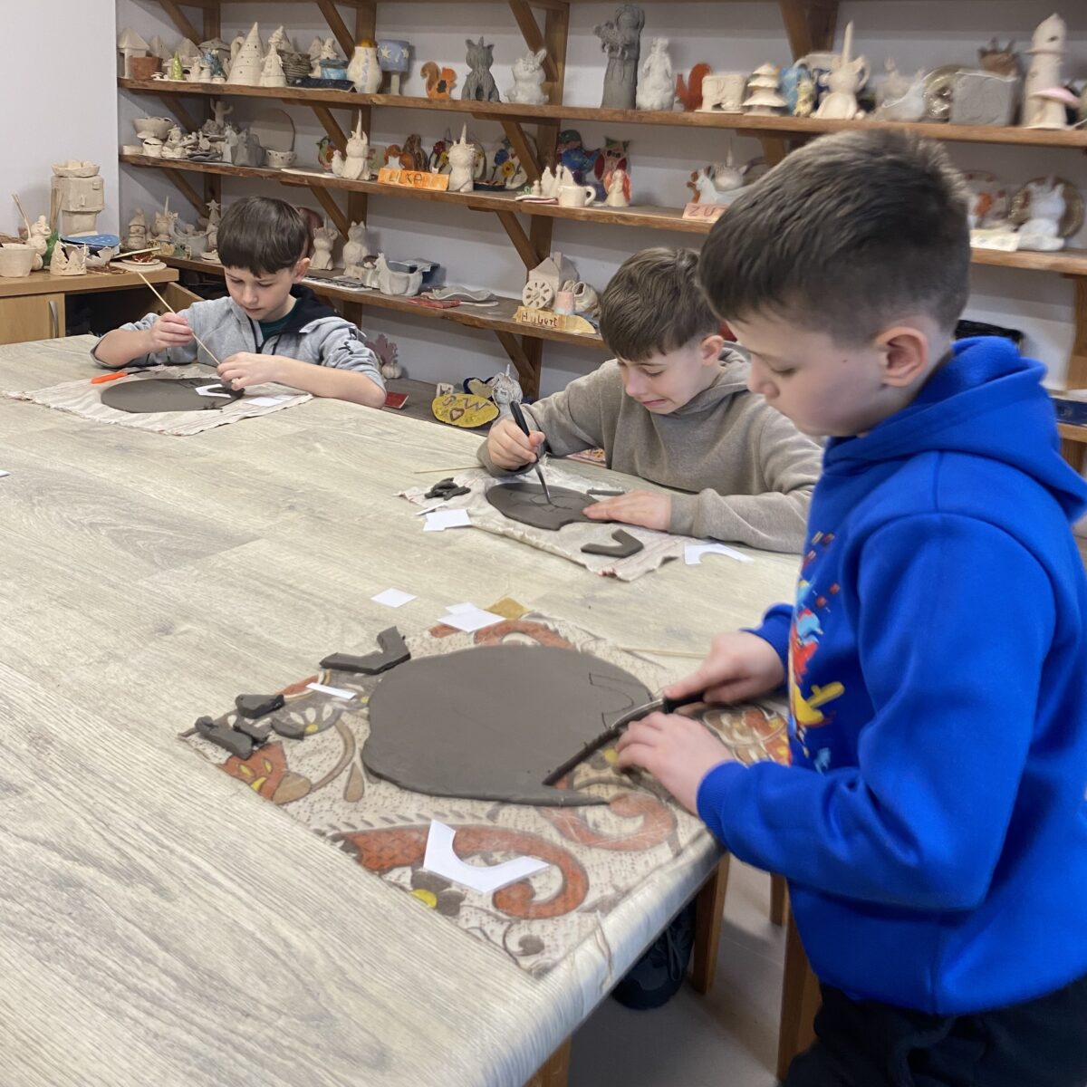 już kilka kawałków gliny są pokrojone