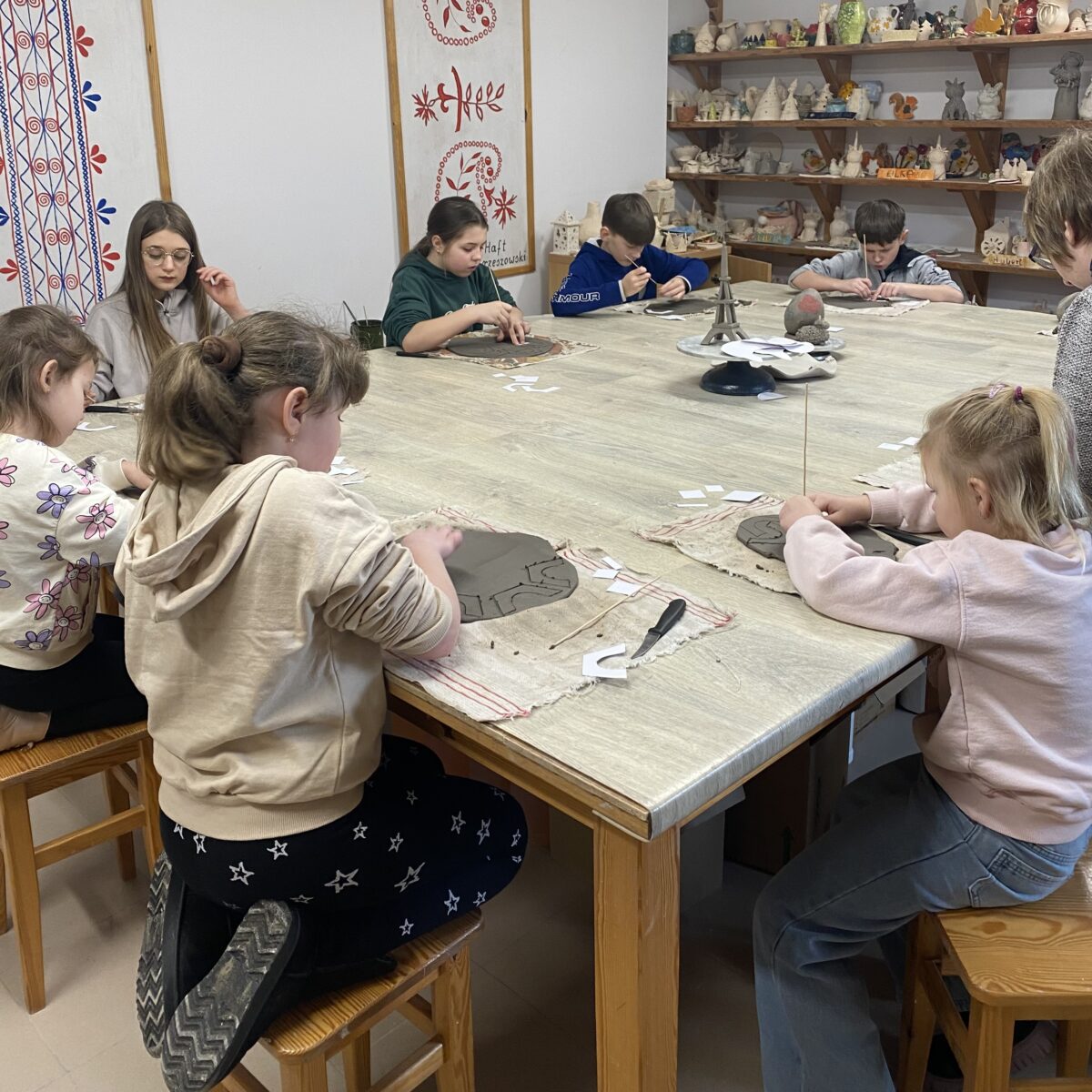 Wszyscy skupieni nad gliną