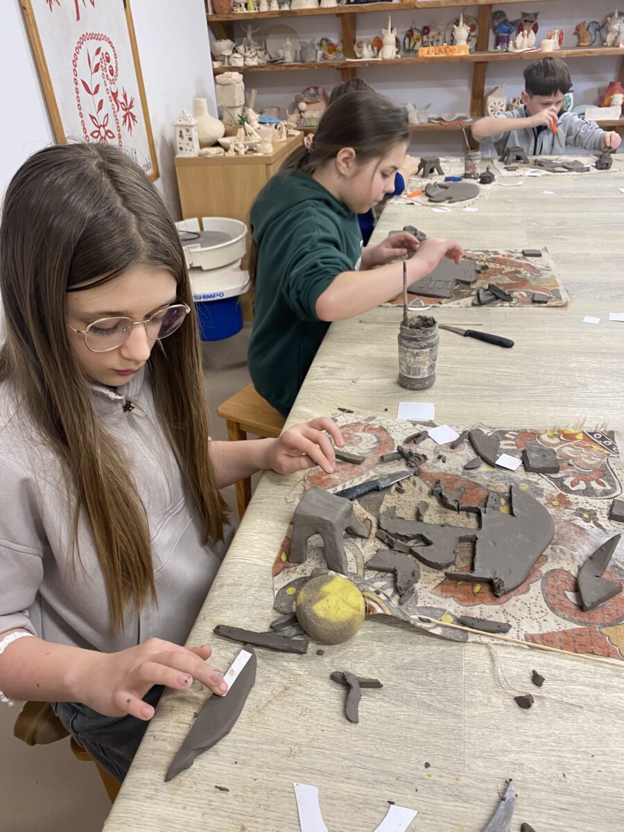 kawałki z gliny są wycięte