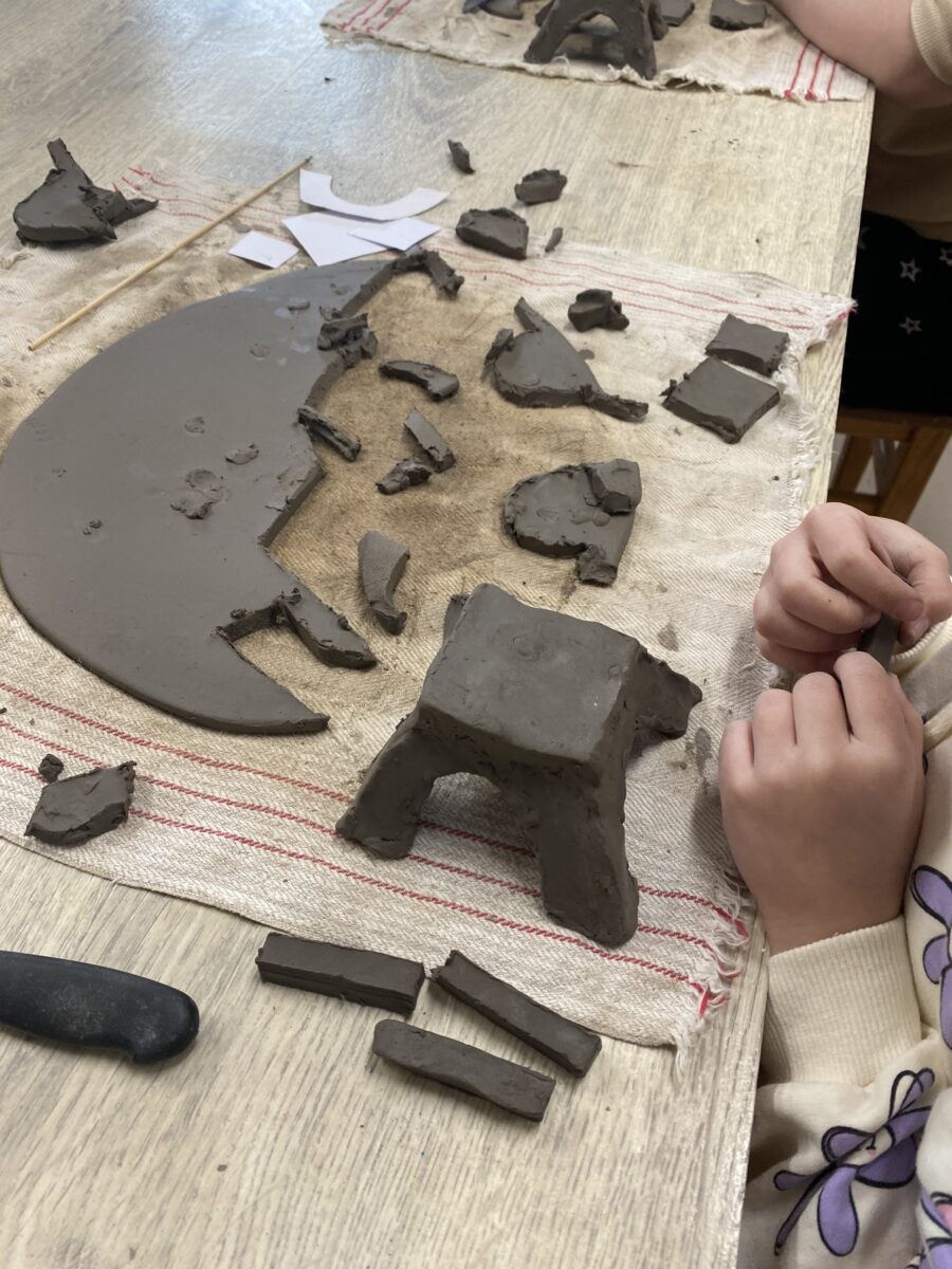 już baza wieży Eiffla z gliny powstała