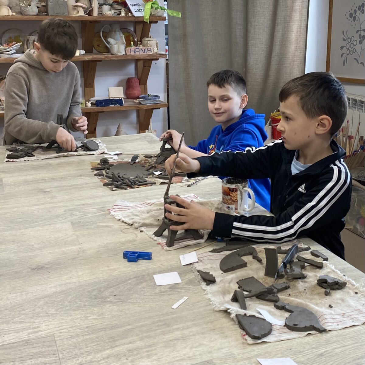 Chłopcy sklejają wieże