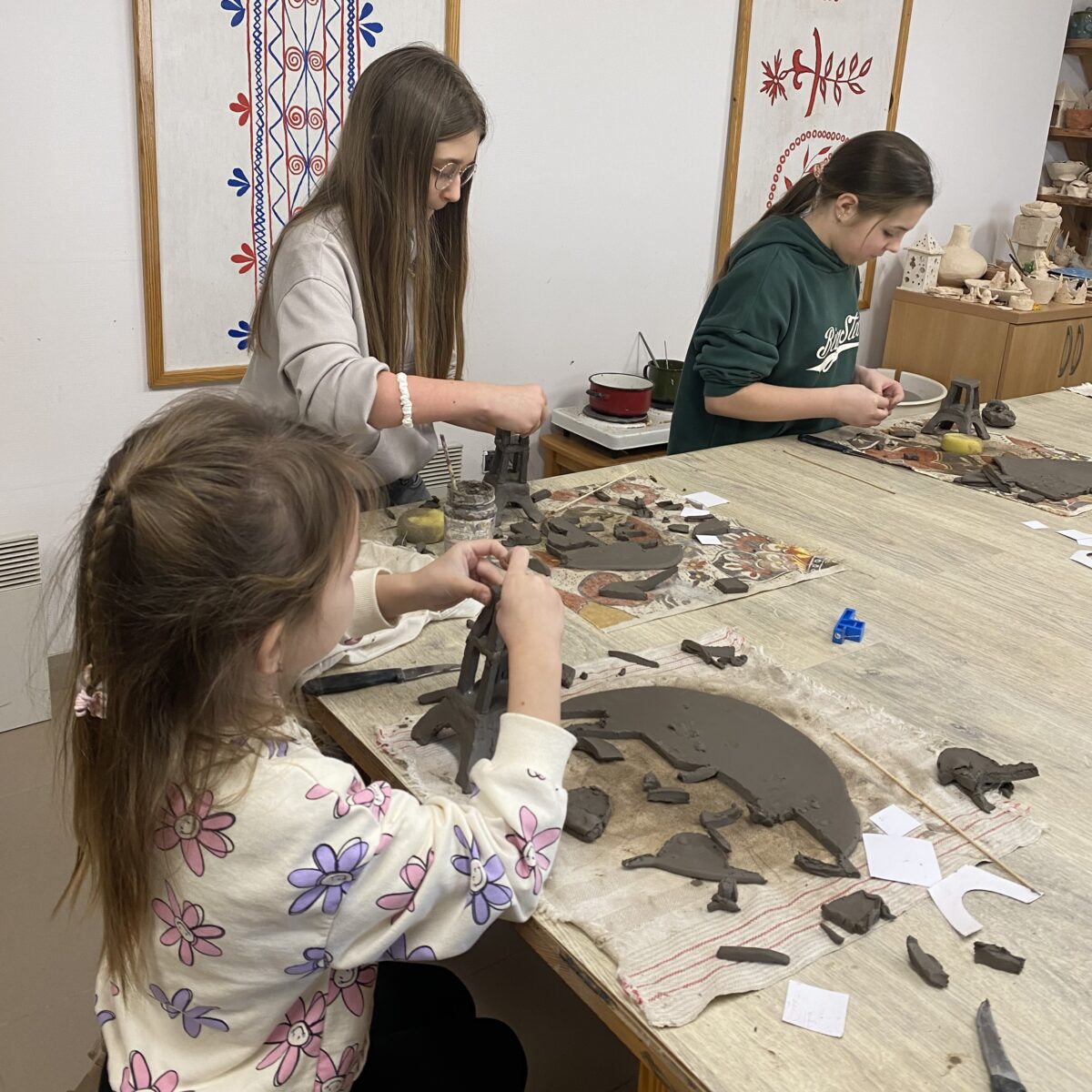 Dziewczyny kleją wieży