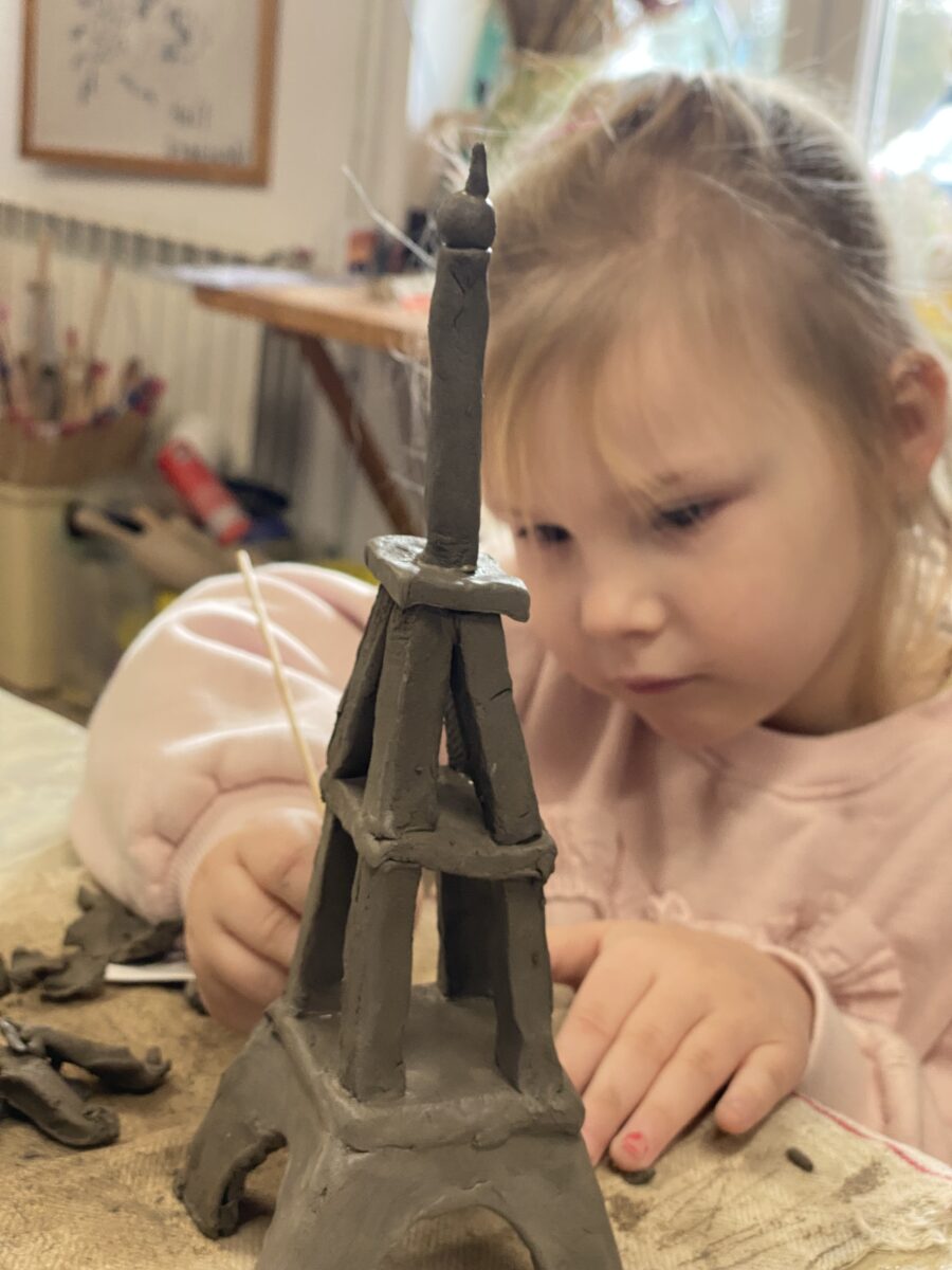 Julka podpisuje się na swoją wieże