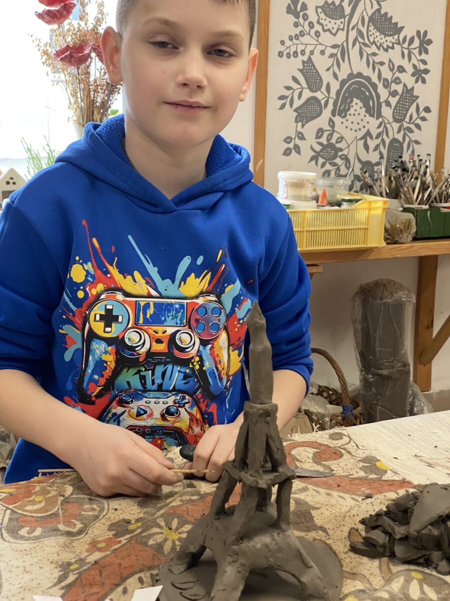 Dominik się uśmiecha za swoją wieże