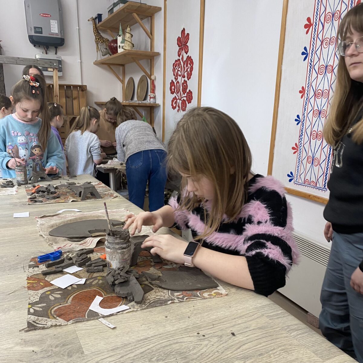 Maja wycina w glinie formy