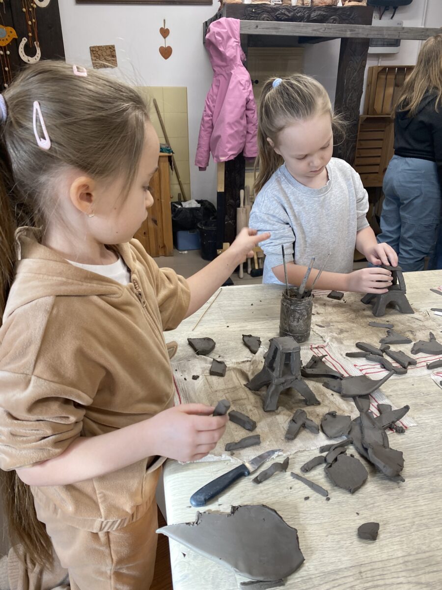 Dziewczyny już montują wieży Eiffla