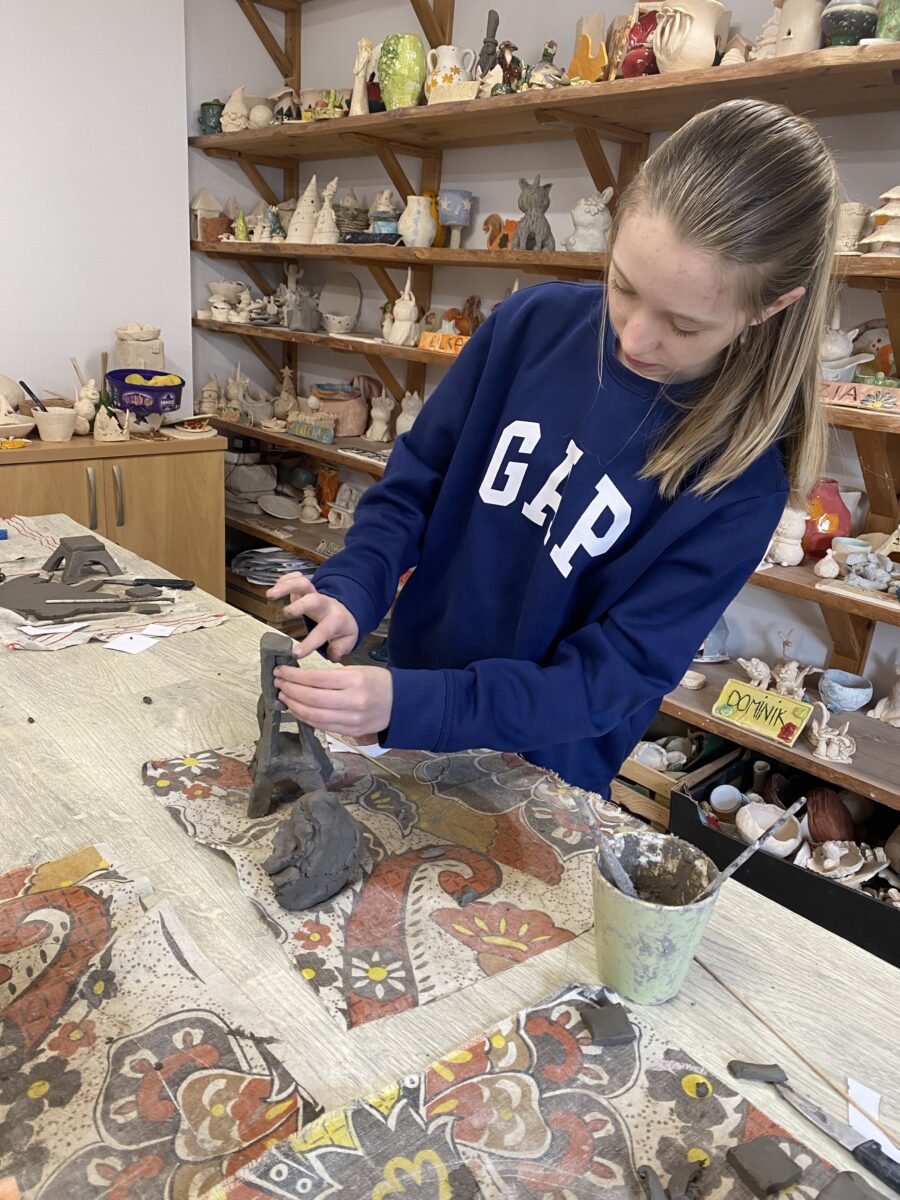 Sara już klei swoją wieże