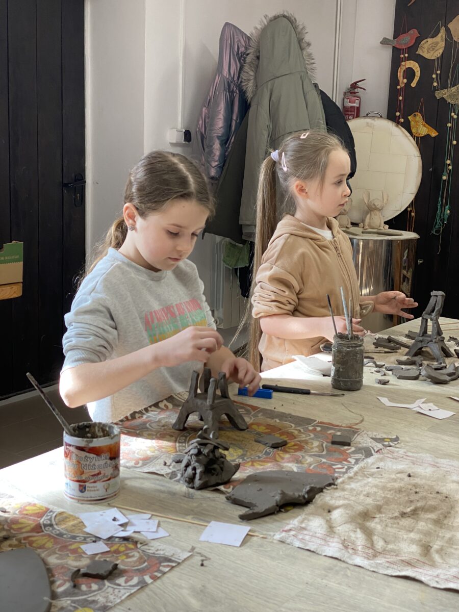 Dziewczyny dopiero skleiły połowe wieży