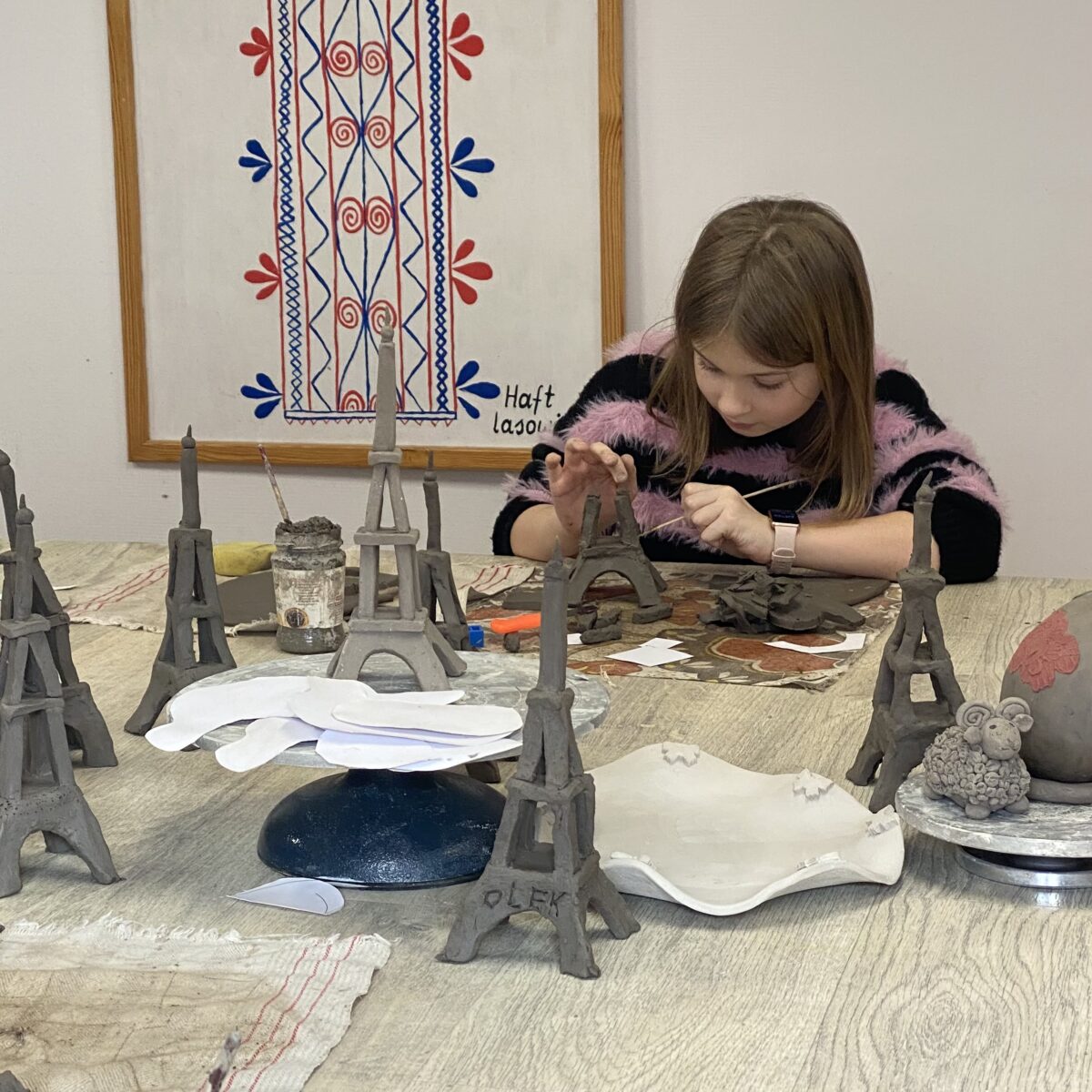 Maja skleja swoją wieże