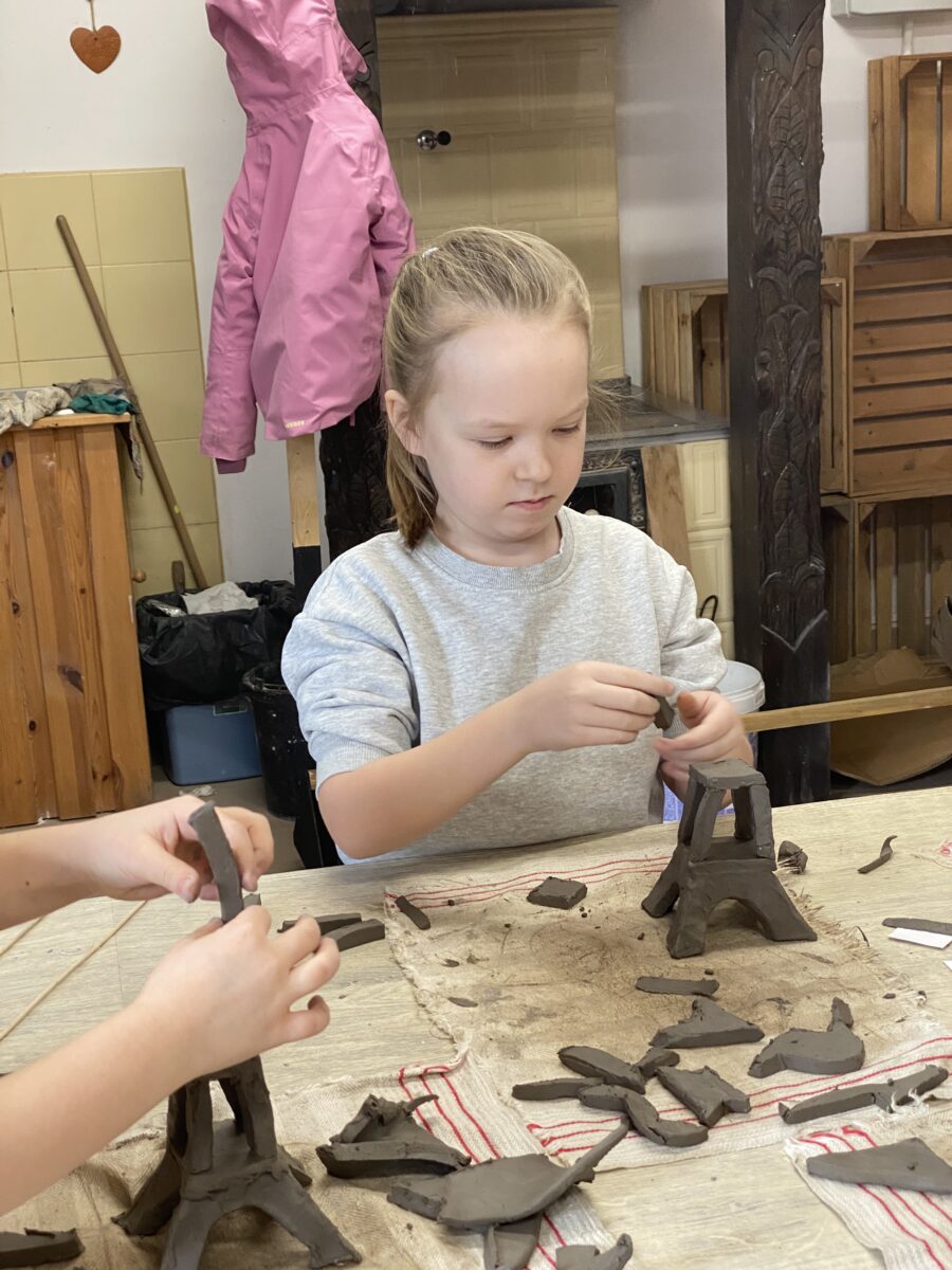 Marysia już skleiła połowy swojej wieży Eiffla