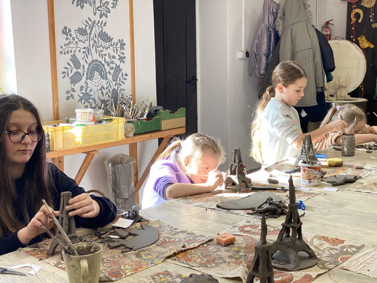 Każdy się skupia nad swoją wieże