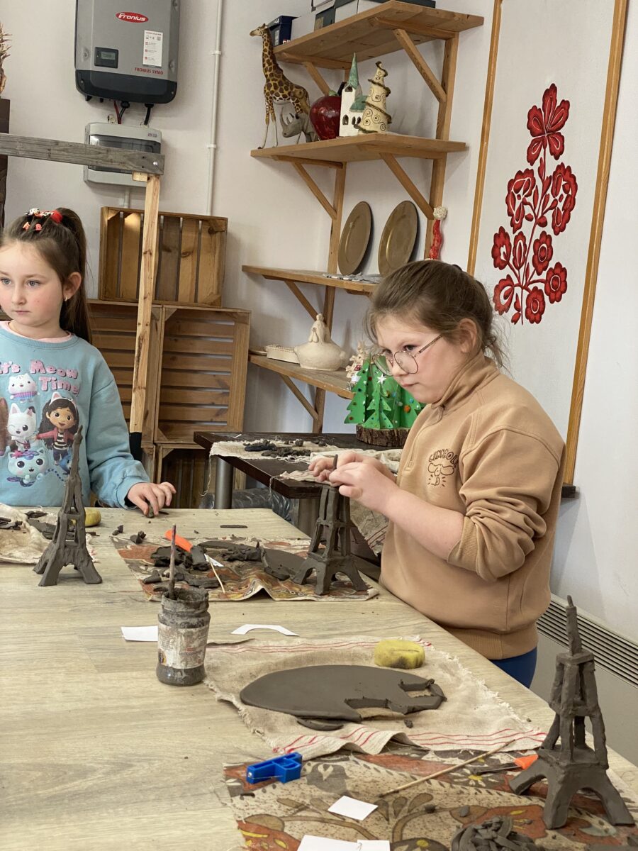 Skupienie nad gliną jest ogromny