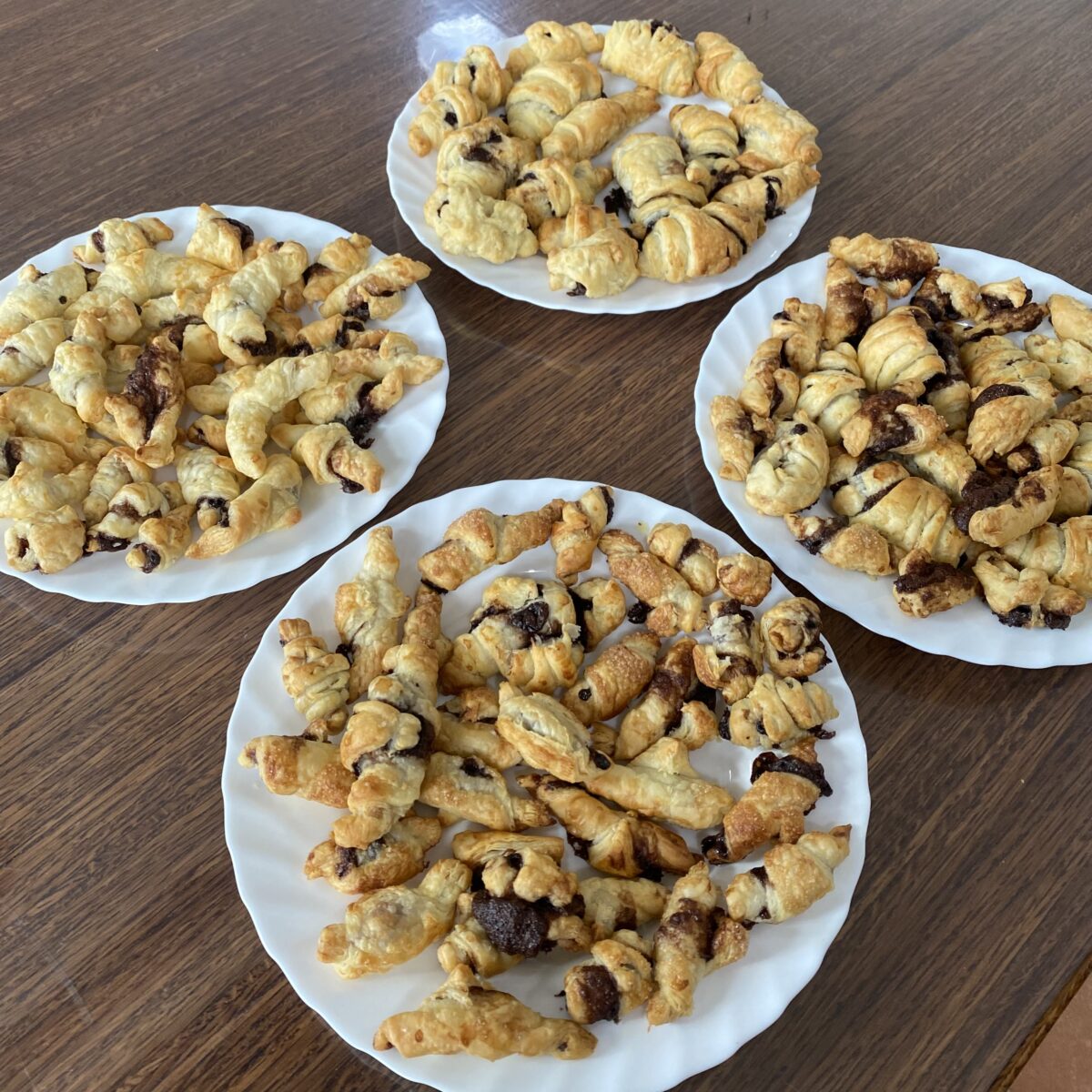 Croissanty są na czterech talerzy