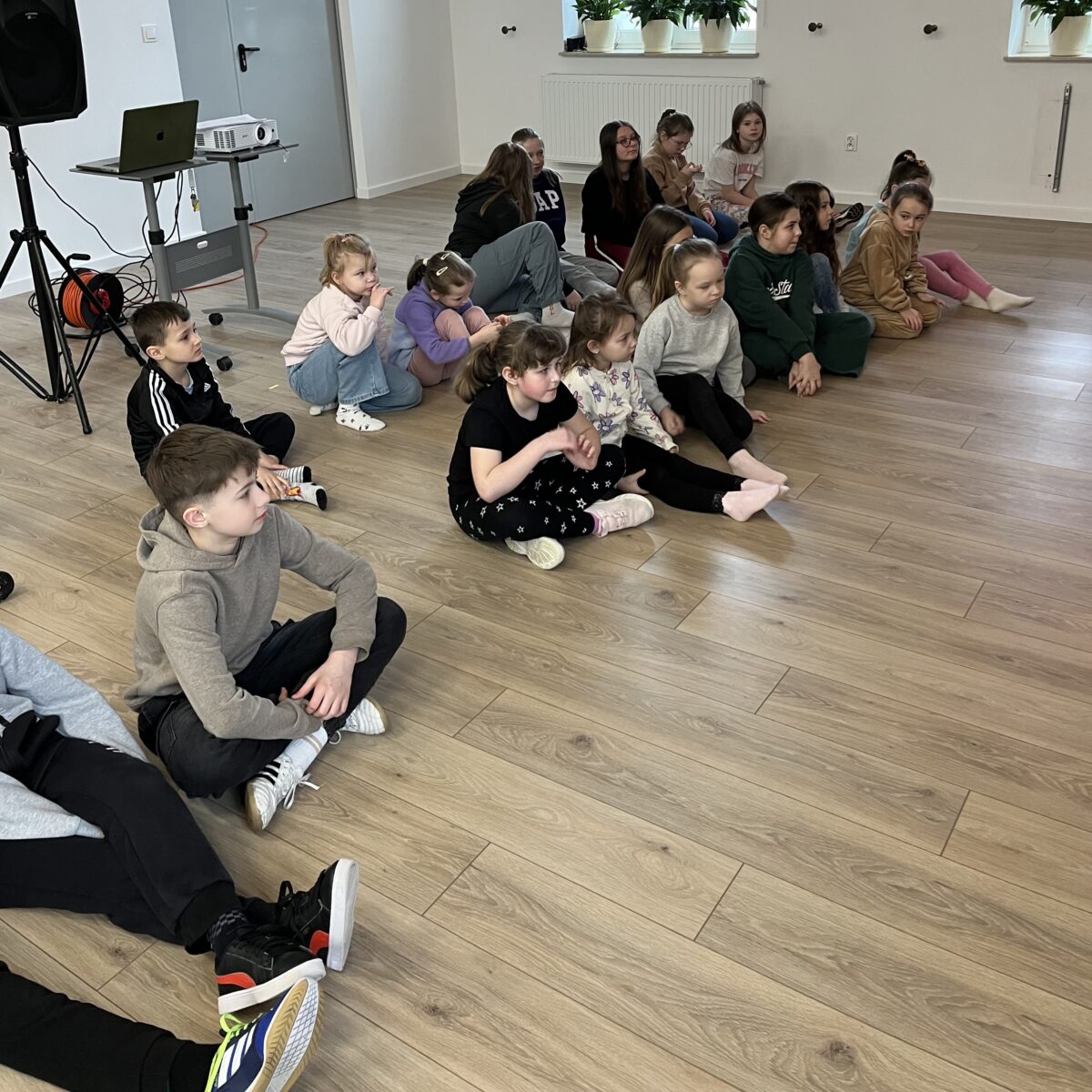 Dzieci grzecznie siedzą