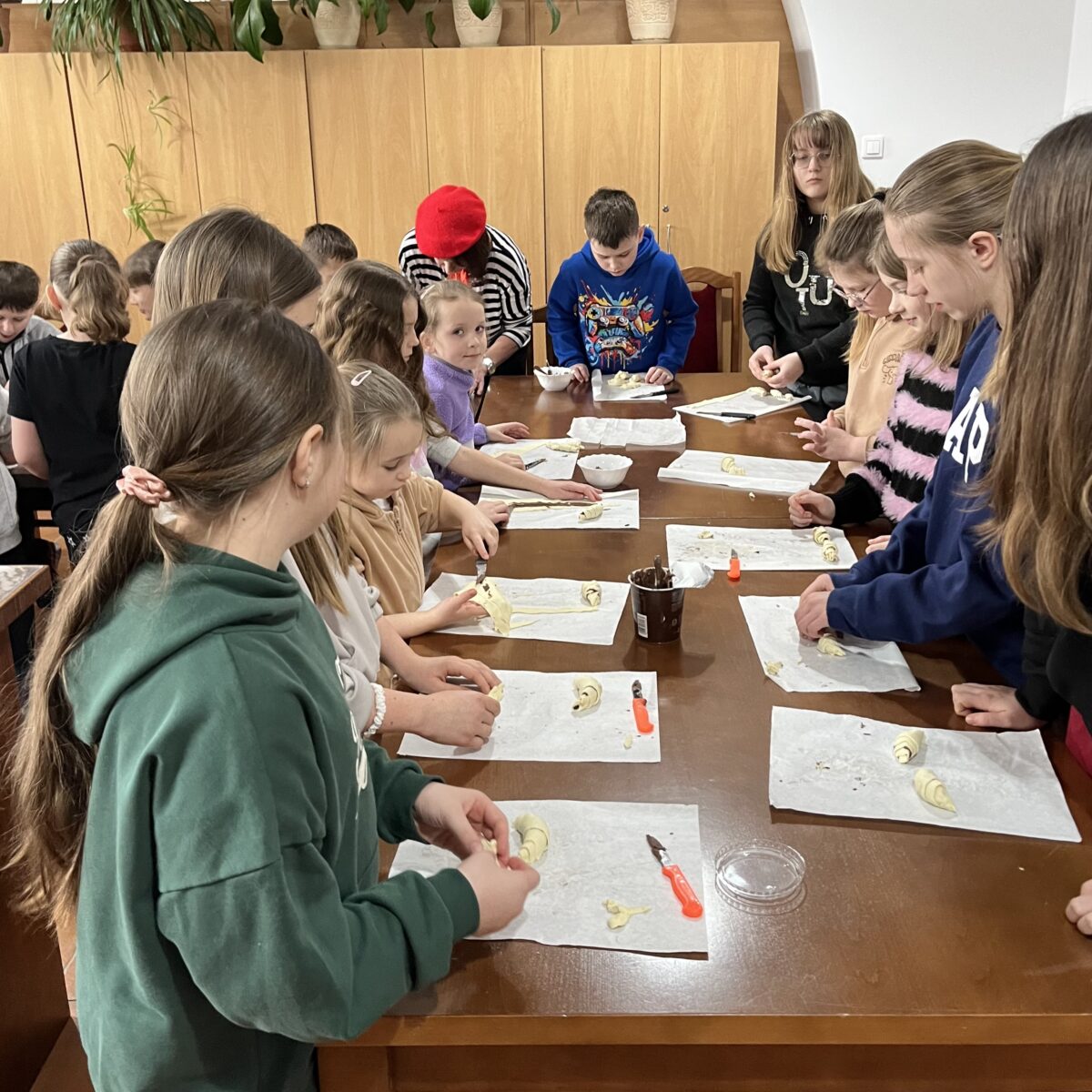 Dziewczyny zawijają croissanty