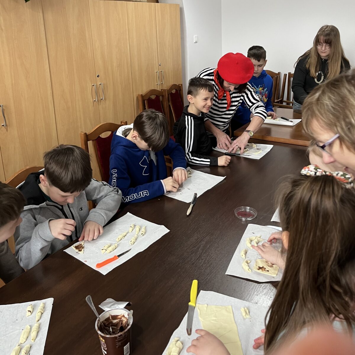 Wszyscy są w trakcie zawijania croissantów