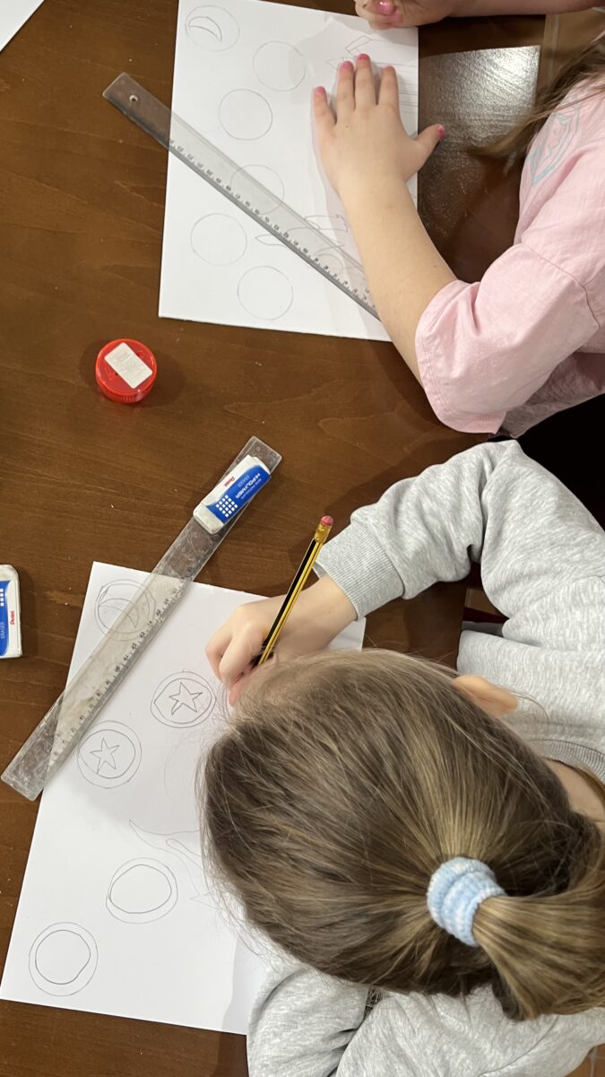 dziewczyny są skupione nad rysunkiem