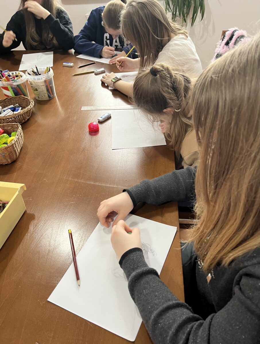 wszyscy zaczynają rysować szkice