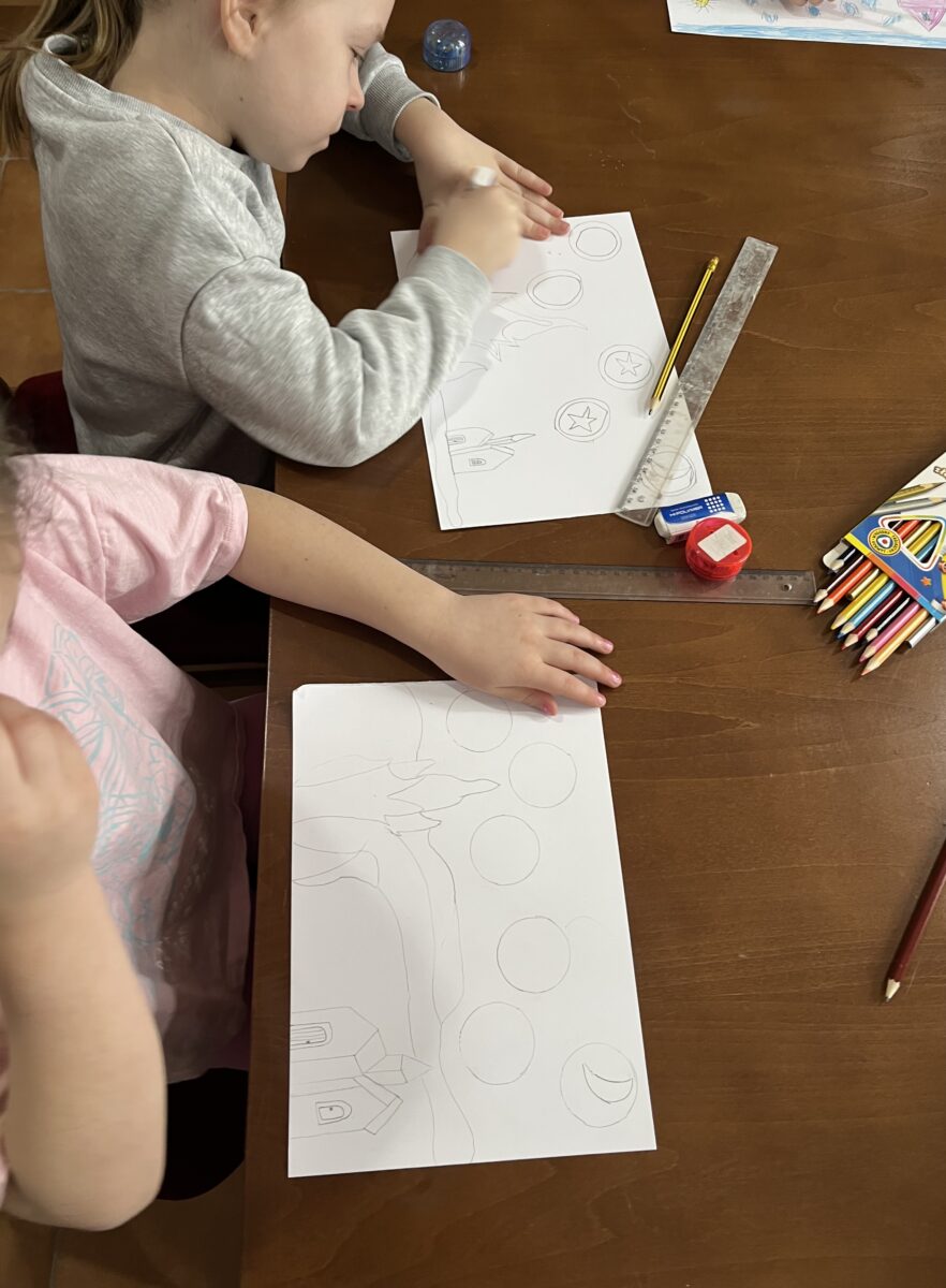 Chociaż niektóre dziewczynki dłużej się zastanawiają nad rysunkiem