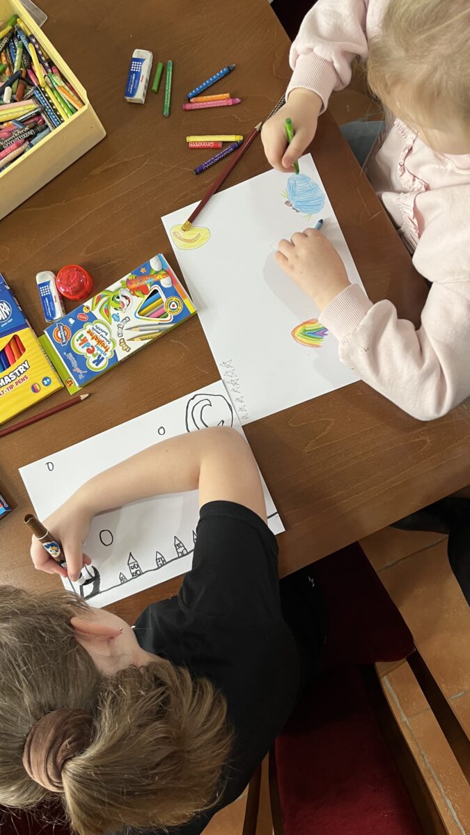 Dziewczyny rysują jak Van Gogh