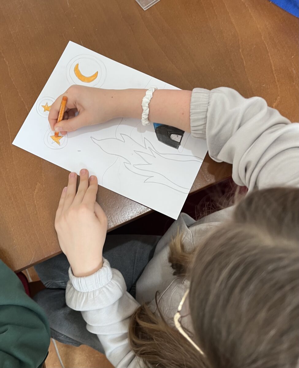 Natalia maluje na kolorowo rysunek