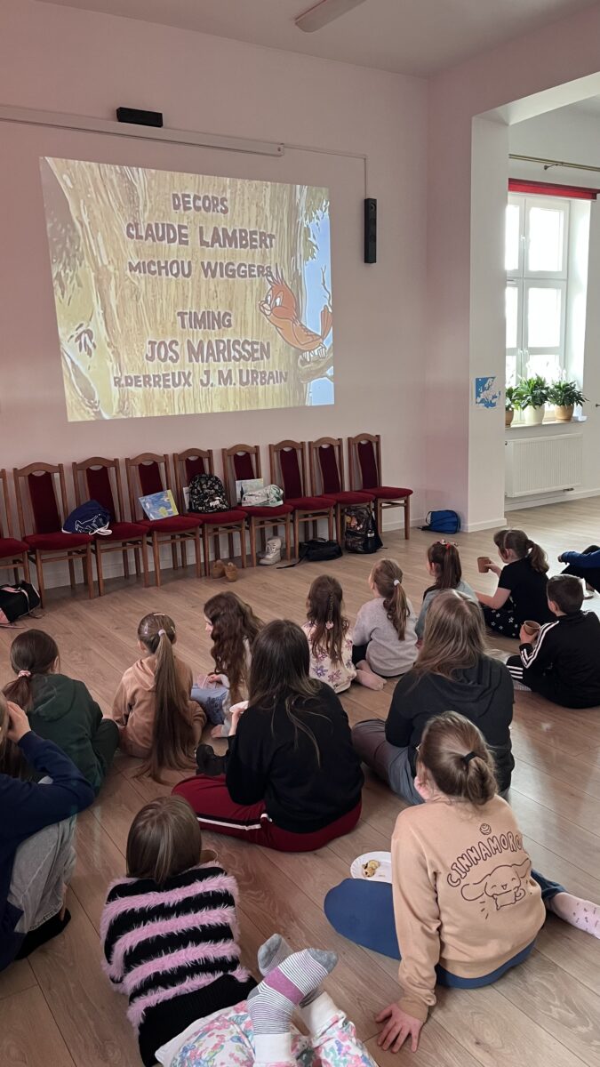 Dzieci siedzą przed projekcje film Asteriks, gall