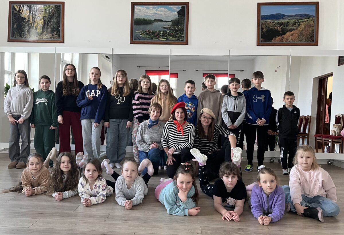 Wszystkie dzieci uśmiechają się do zdjęcia wraz z pani Agatą, pani Anna i pani Isabela