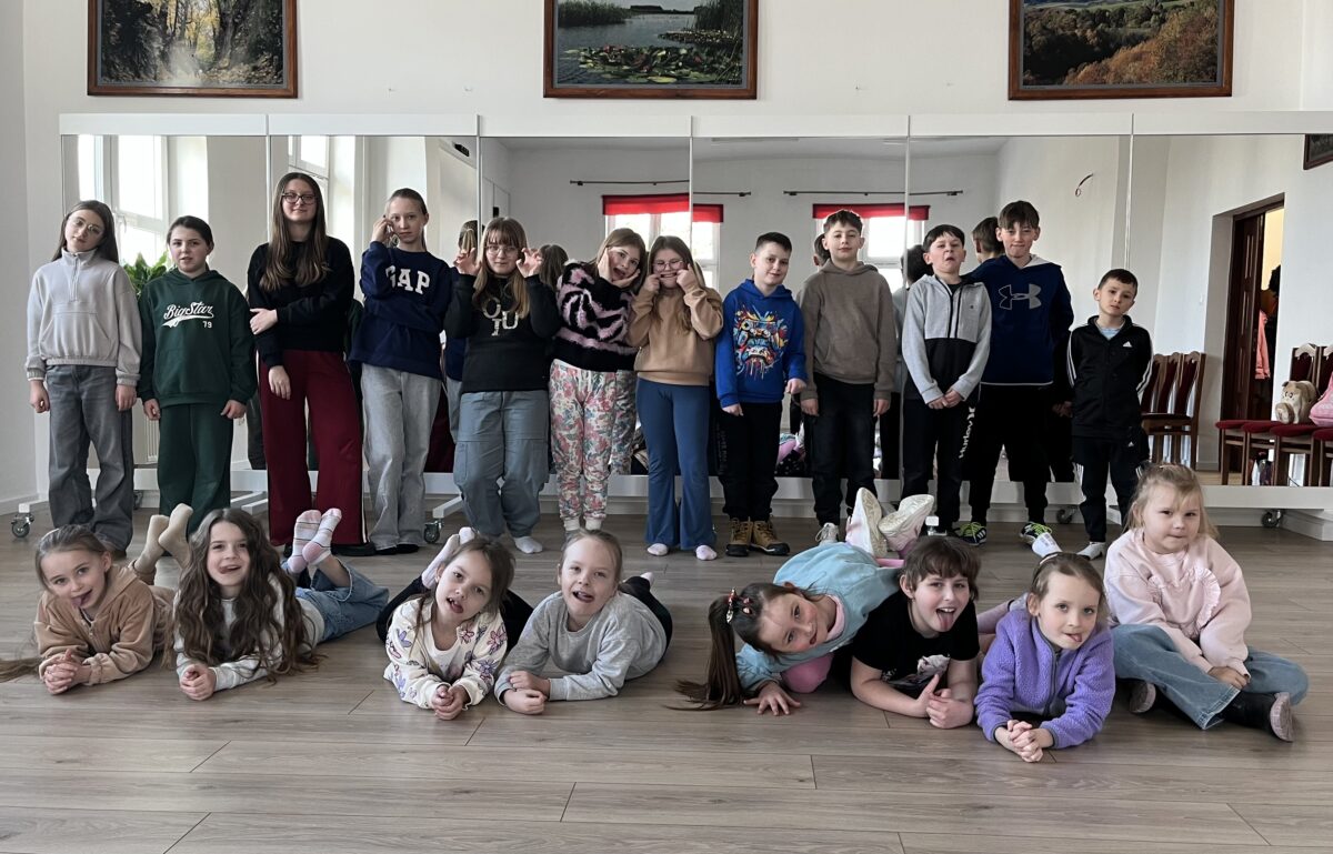 Wszystkie dzieci robią śmieszne miny do zdjęcia