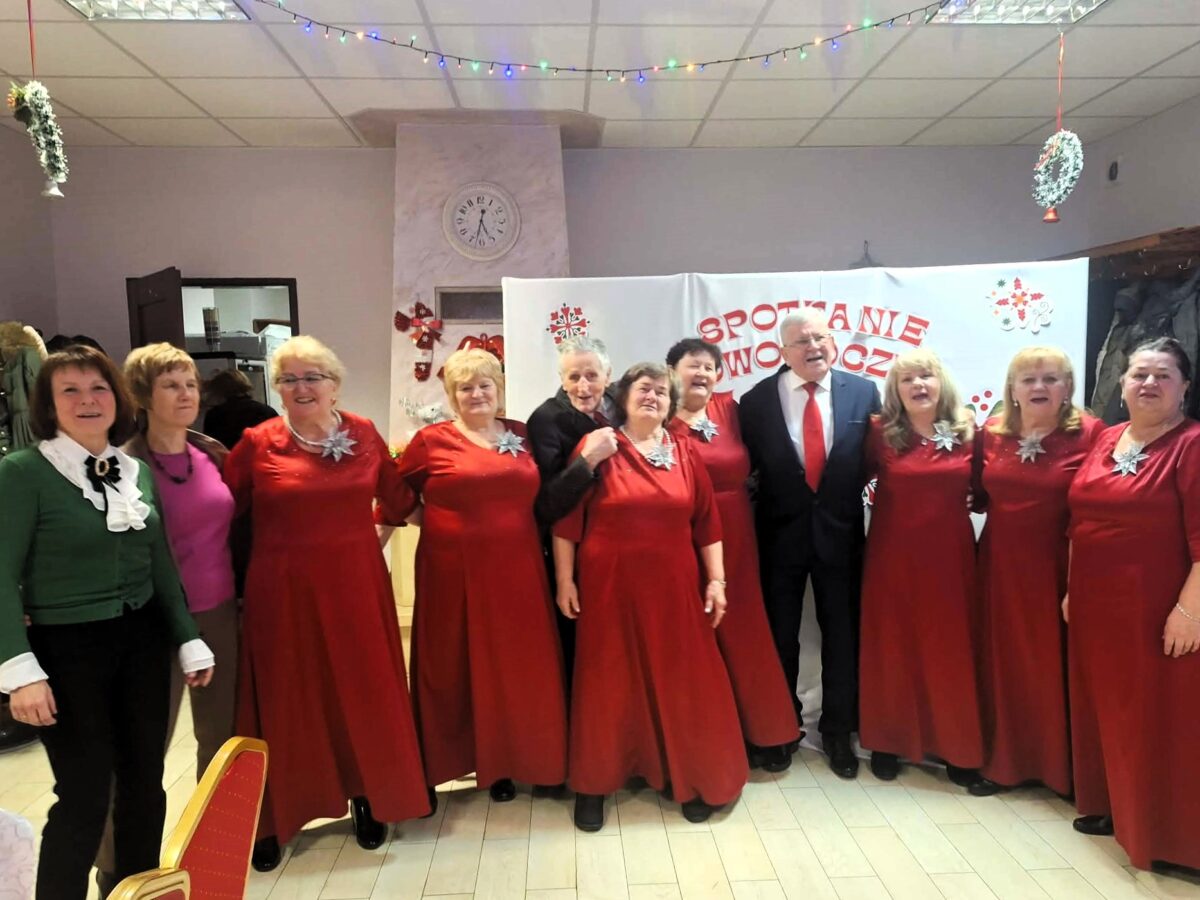 d504d271-47d3-46e6-8ff7-7894f6f92c79 Cały zespół Jargocianie z panią Anne i panią Agatę pozują do zdjęcia