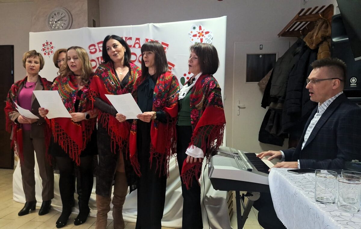 f7ff77e8-a67a-46e8-a60f-9b7f3097bf44 Zespół Katarynki, pani Anna i pani Agata śpiewają z pięknym akompaniamentem przygotowanym przez pana Marka Szulikowskiego.