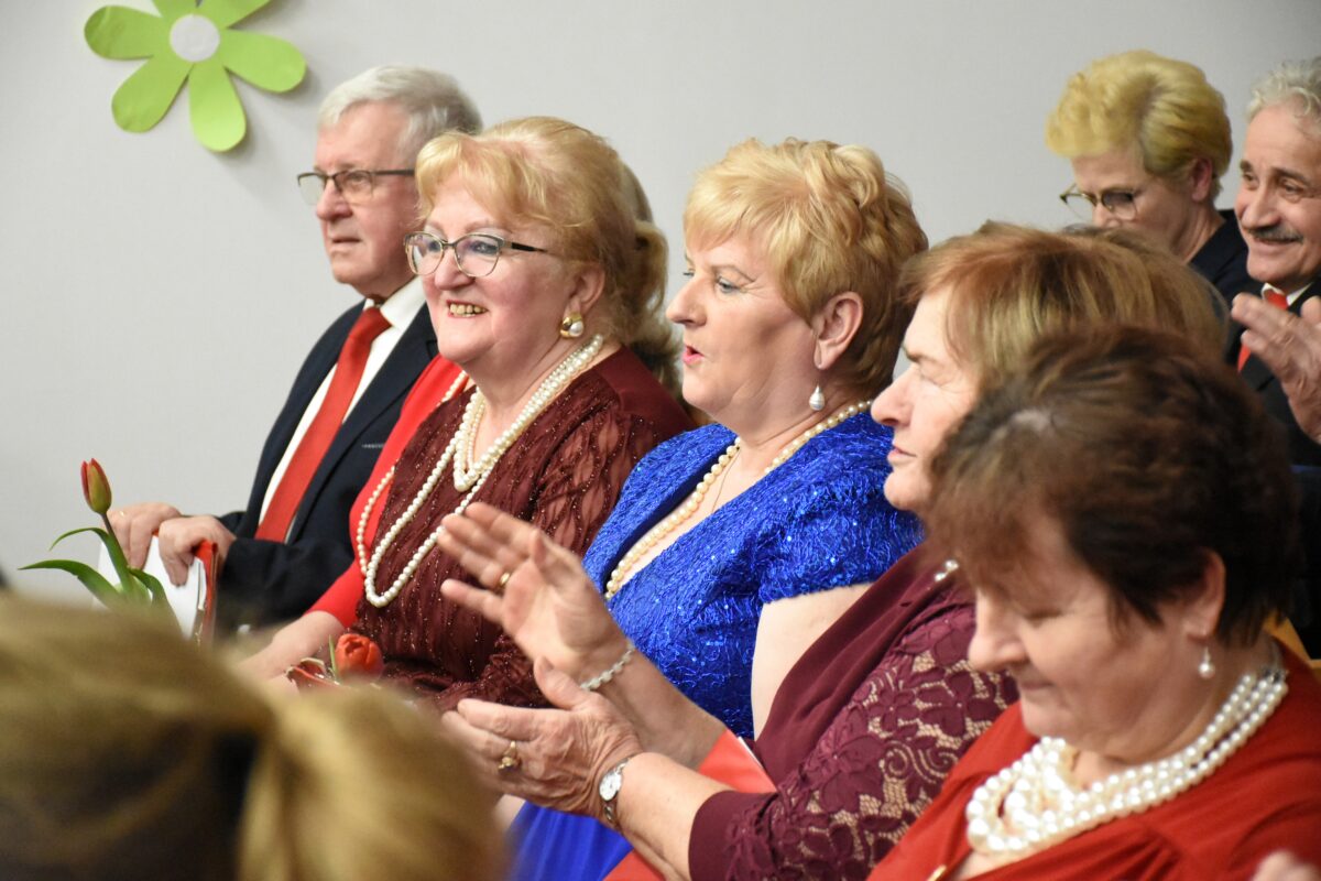 Jargocianie z uśmiechem słuchają