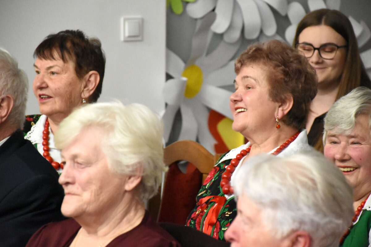 Zespół Wesołe Kumosie z uśmiechem słuchają