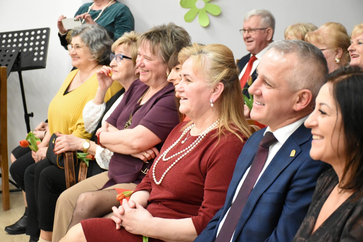 Widać pana Wójta Tomasz Podpora z żoną i inne osoby z publiczności