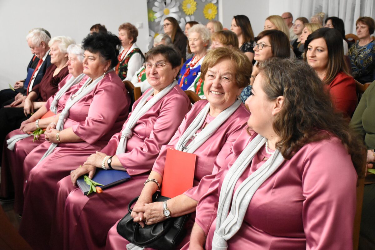 zespół Brokaty słucha z uśmiechem