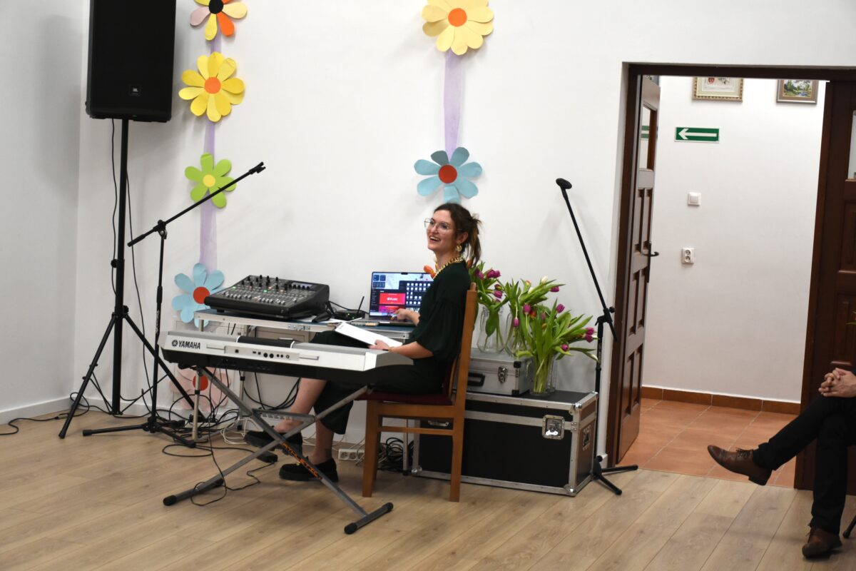 Pani Isabela z uśmiechem puszcza piosenki na turniej „Jaka to nuta”