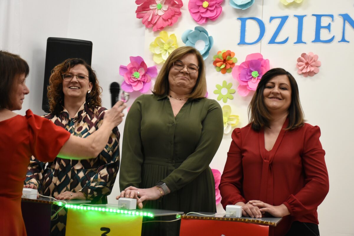 Zbliżenie na panie które mają odpowiadać w turnieju „Jaka to nuta” z uśmiechem