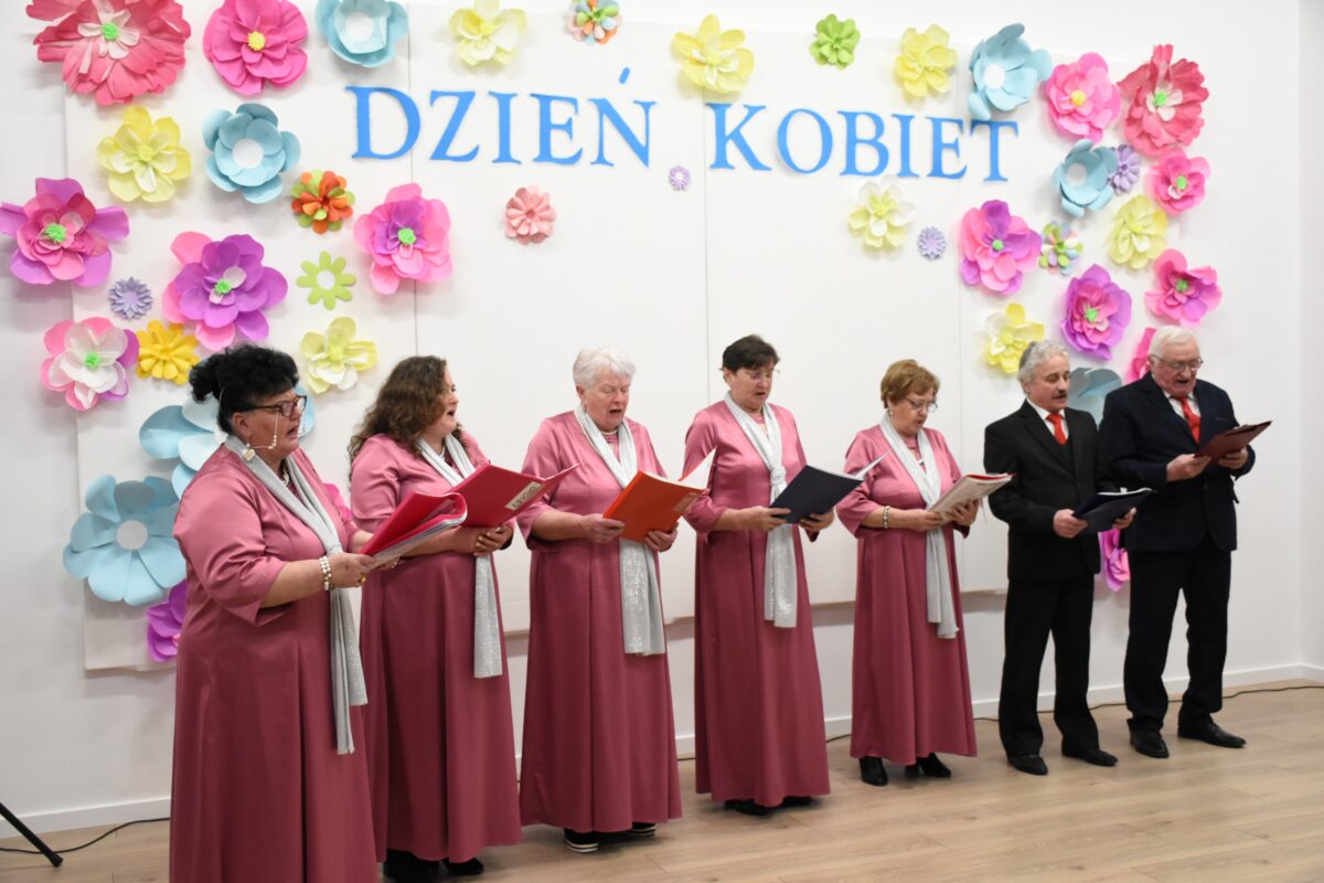 Brokaty śpiewają przed ścianke Dzień Kobiet
