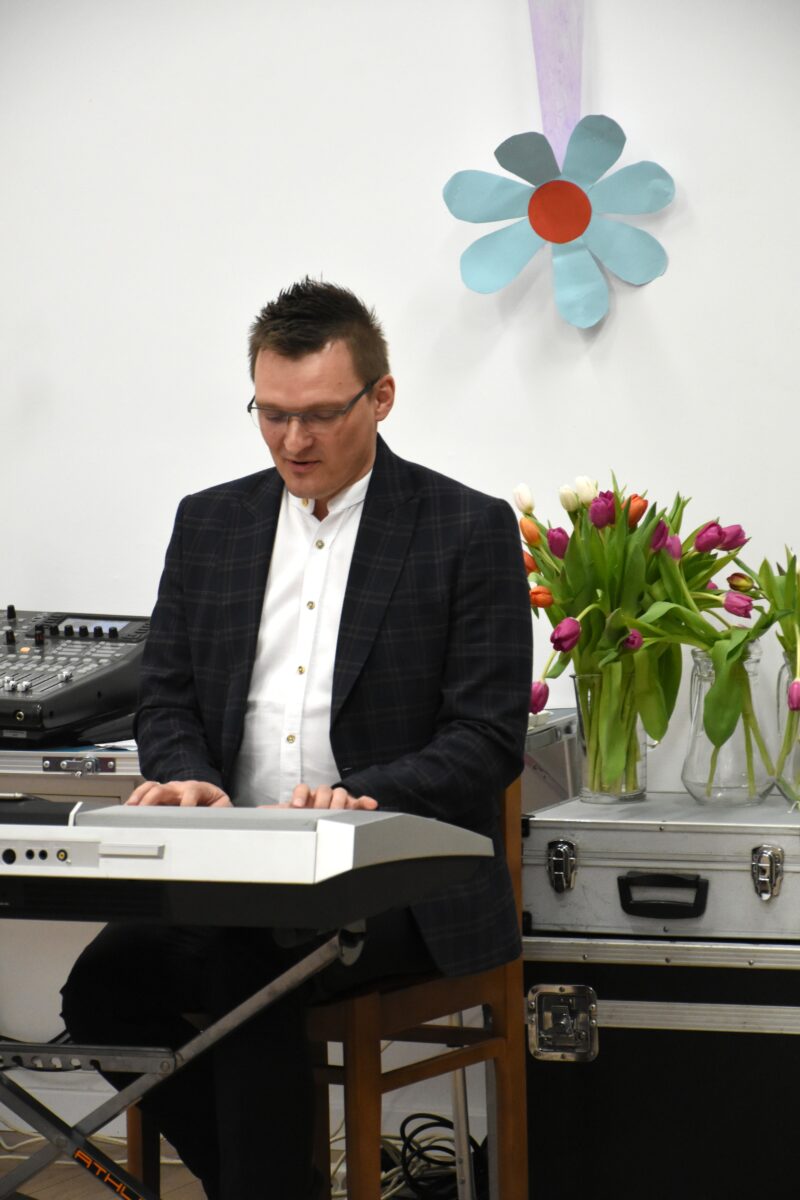 Marek Szulikowski gra na klawiszach