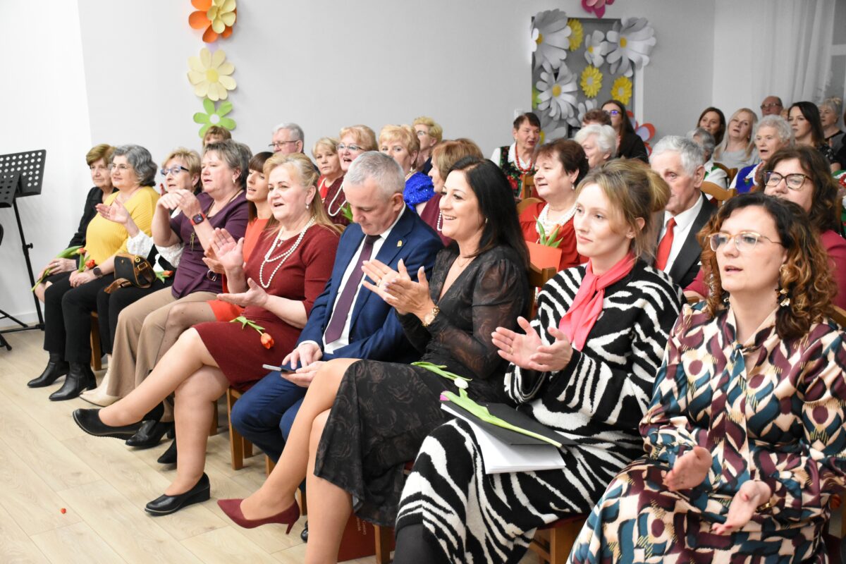 publiczność bije brawa