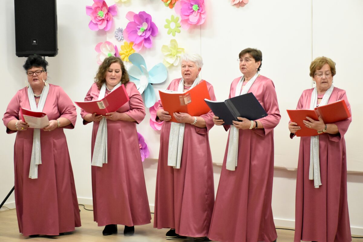 Zbliżenie na kobiety zespółu Brokaty