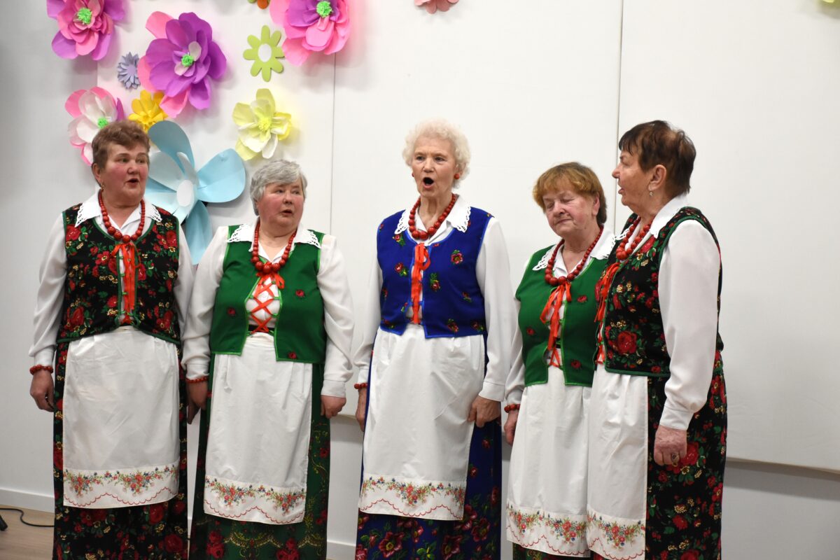 Zespół Wesołe Kumosie śpiewają