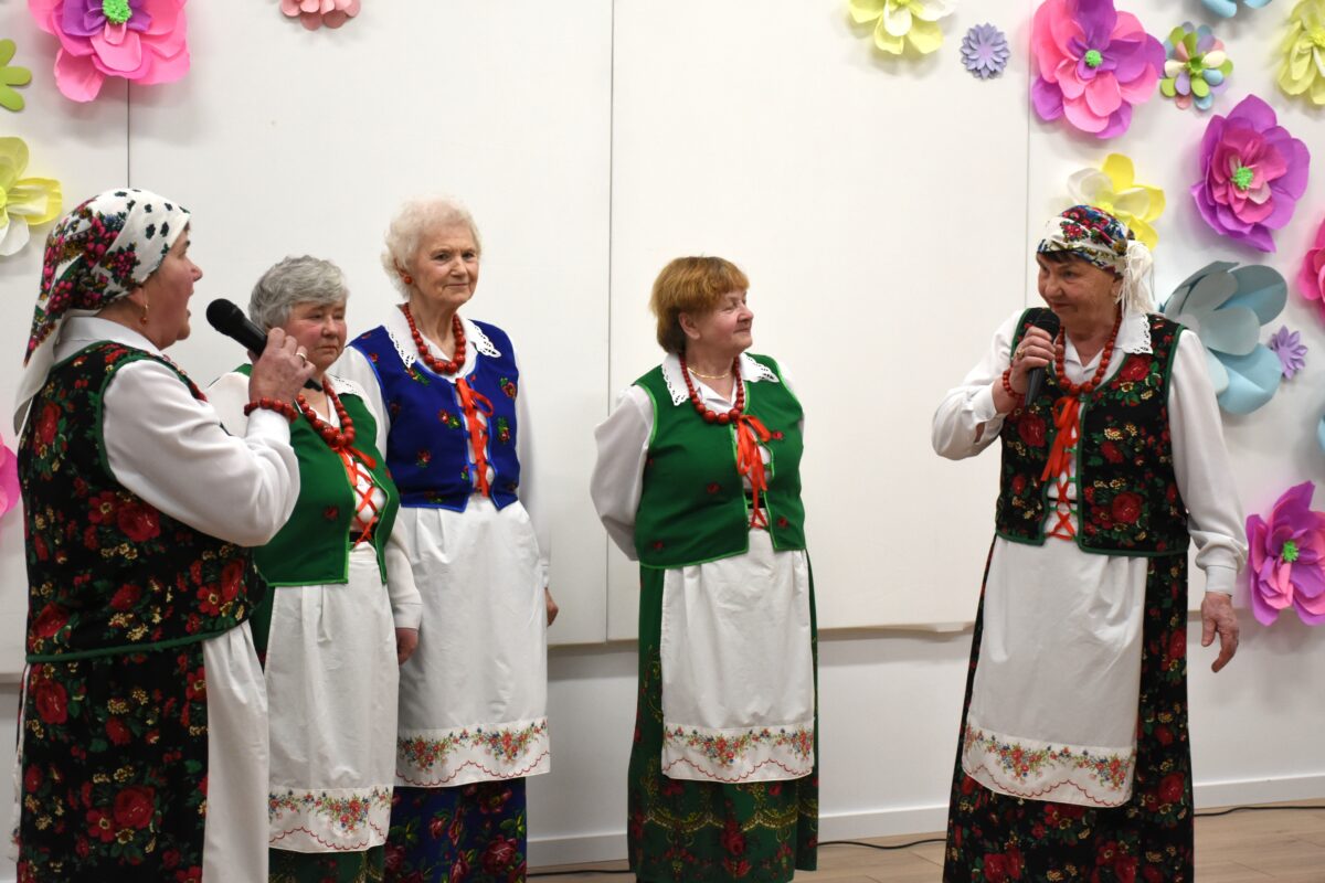 Zespół Wesołe Kumosie śpiewały z śmiesznymi żartami