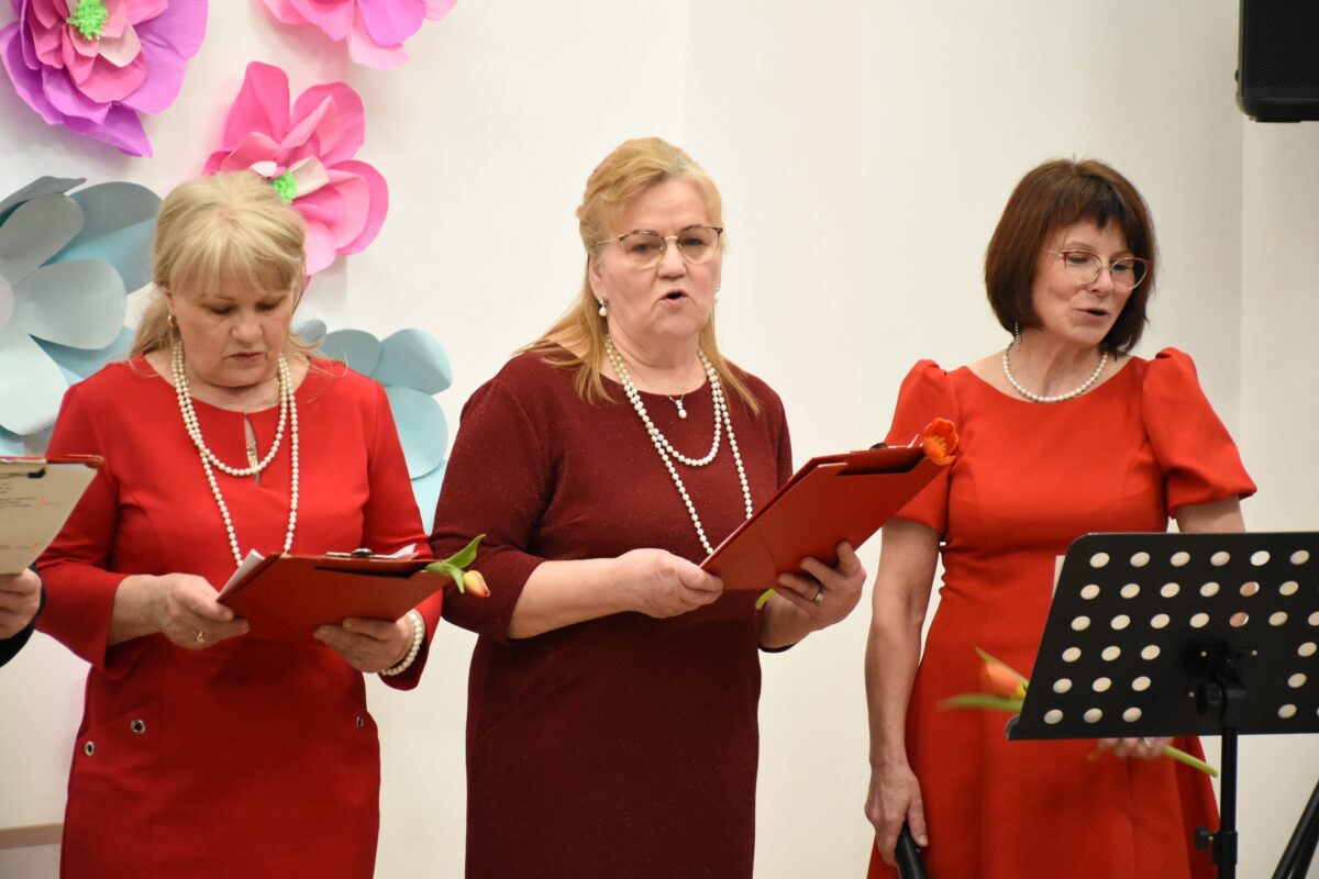 Zbliżenie na trzech kobiet z zespołu Jargocianie