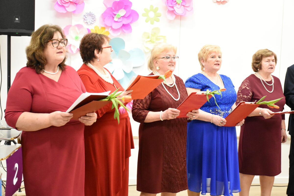 Zbliżenie na pięć kobiet z zespołu Jargocianie