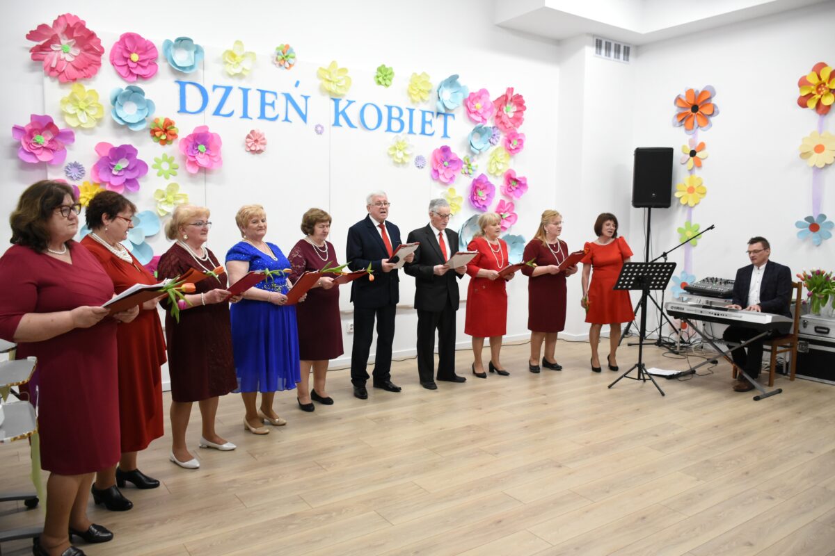 Cała grupa zespołu Jargocianie wraz z Markiem Szulikowski