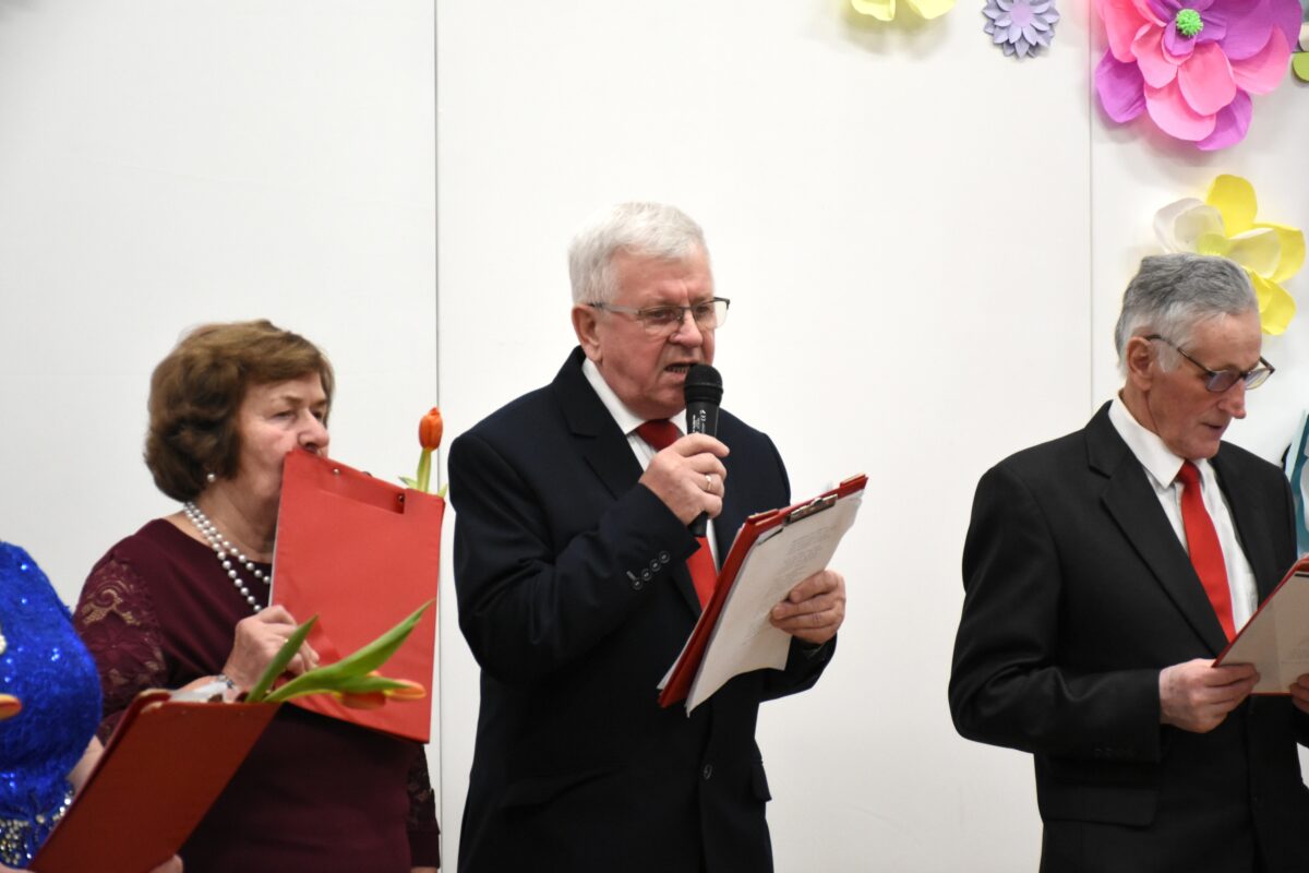 Zbliżenie na Pan Andrzej gdzie śpiewał solo w zespole Jargocianie