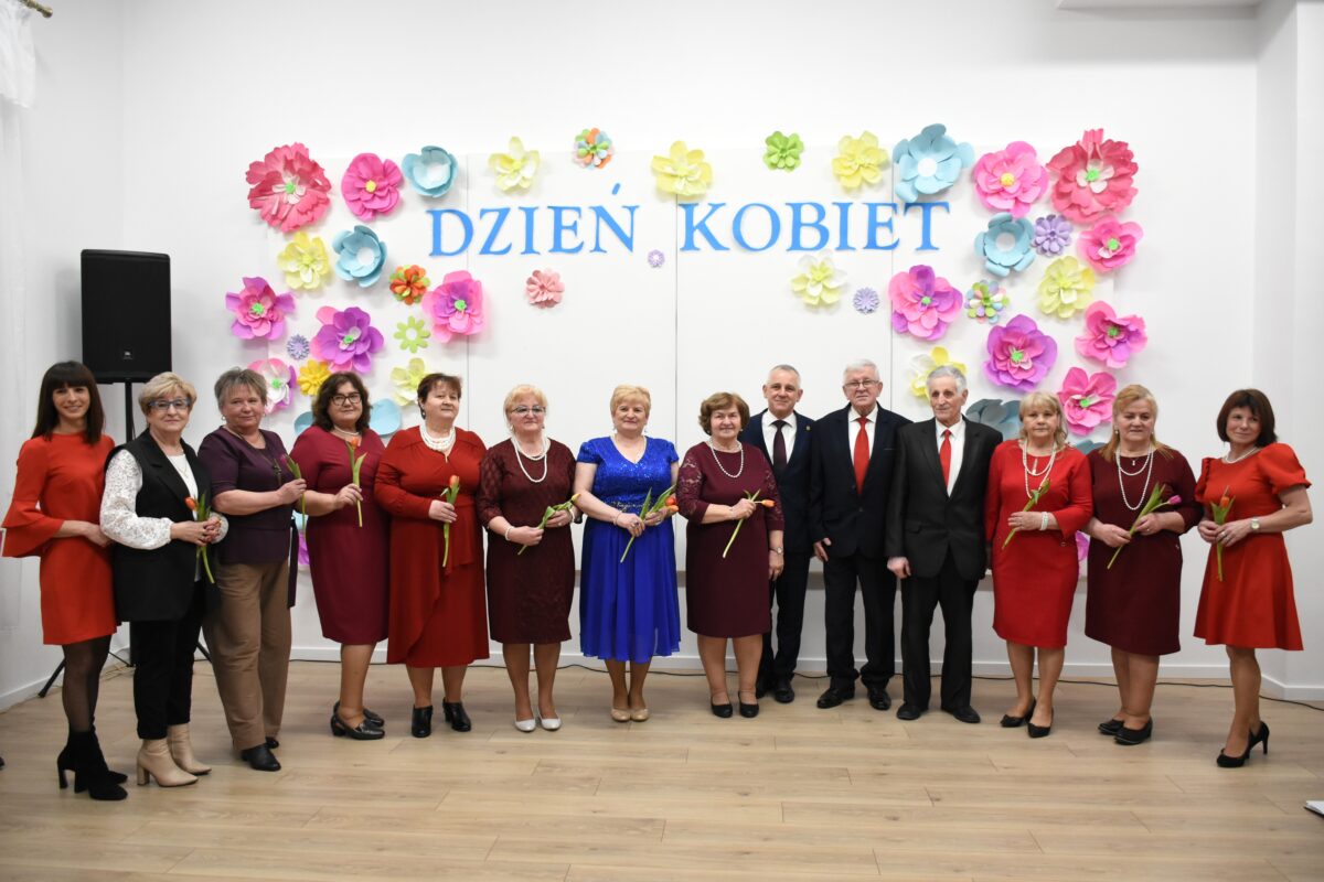 Jargocianie, radni i Pan Wójt pozują przed ścianką na Dnia Kobiet