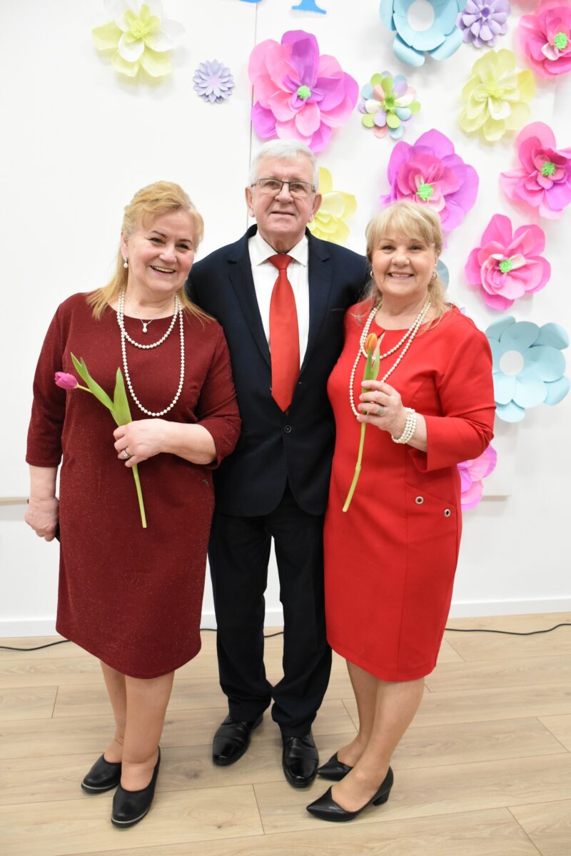 Aniela i Stefania pozują wraz z Adrzejem z zespołu Jargocianie