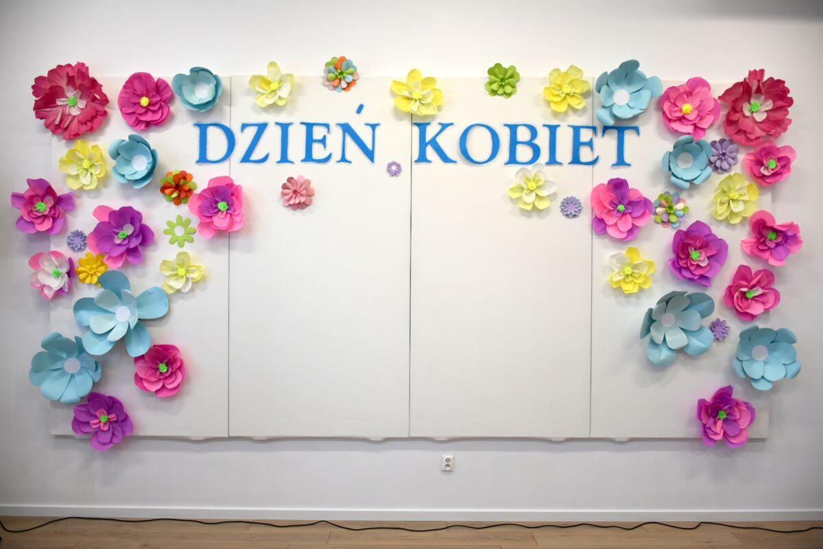Ścianka dzień kobiet udekorowana z kwiatkami i napisem Dzień kobiet